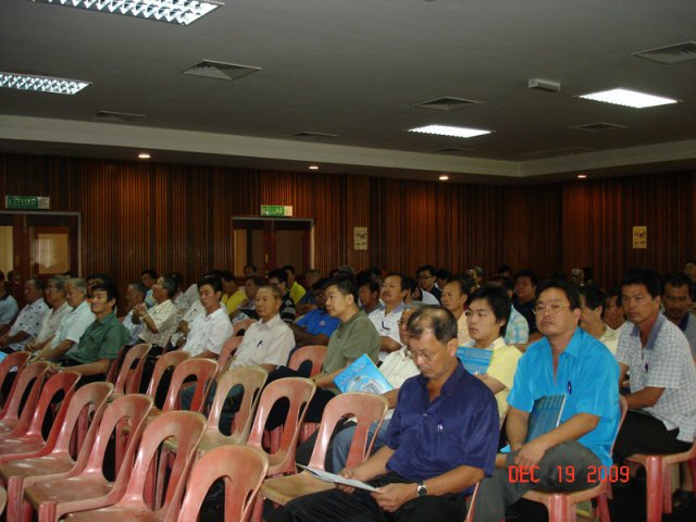 Penternak-penternak yang hadir di seminar kawalan pencemaran ladang ternakan pada 19-12-2009